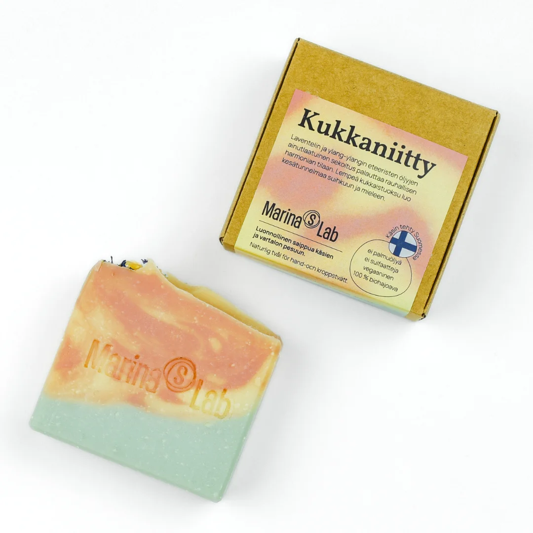 Kukka Niitty Luonnollinen Saippua – vegaaninen ja käsintehty saippua, jossa laventelin ja ylang-ylangin eteeriset öljyt tuovat harmonista kesätunnelmaa.