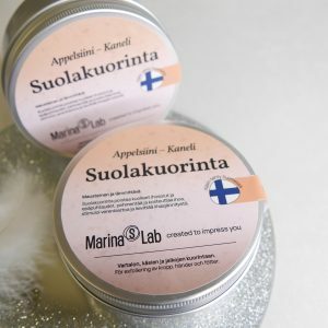 Marina’s Lab syväpuhdistava suolakuorinta – luonnolliset ainesosat ja eteeriset öljyt (appelsiini & kaneli)